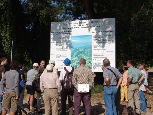 Exkursion im geplanten Hochwasserrückhaltepolder Breisach-Burkheim - Streitpunkt sind die vermeintlichen Negativfolgen der "Ökologischen Flutungen" (Foto: regioWASSER e.V.)
